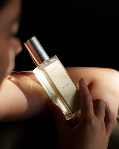 Natural Ingredients for Women's Perfume: Citrus, Floral, and Woody Notes